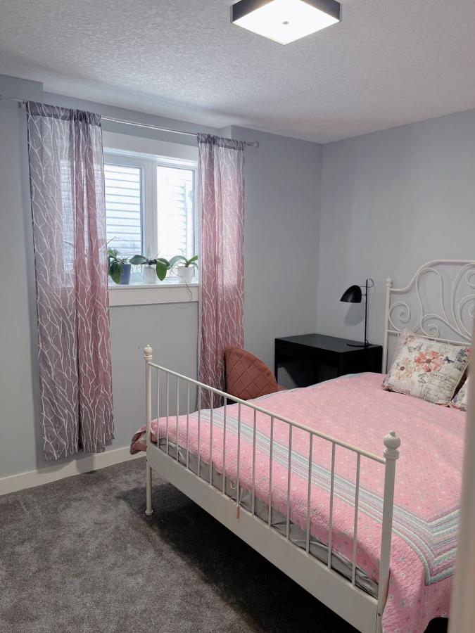 Elegant Garden Suite&2Mins Bus Station Close Lrt& Free Parking カルガリー エクステリア 写真