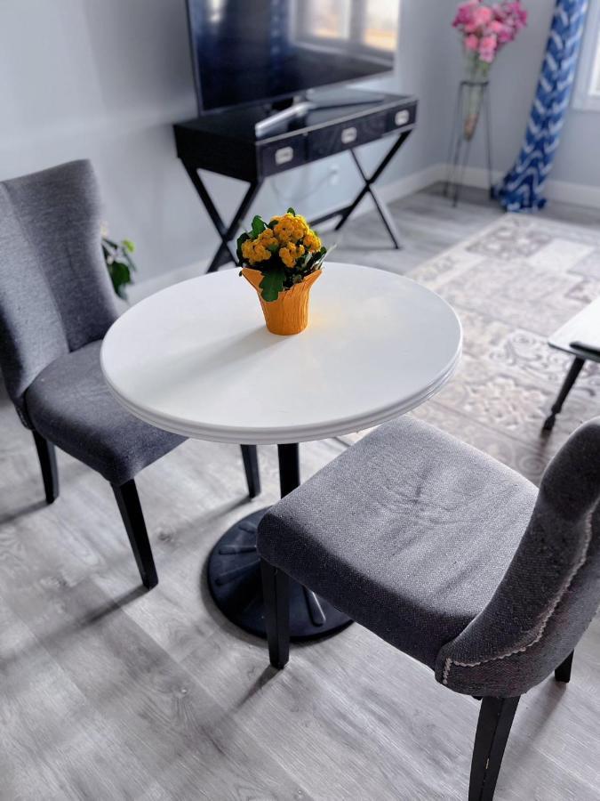 Elegant Garden Suite&2Mins Bus Station Close Lrt& Free Parking カルガリー エクステリア 写真