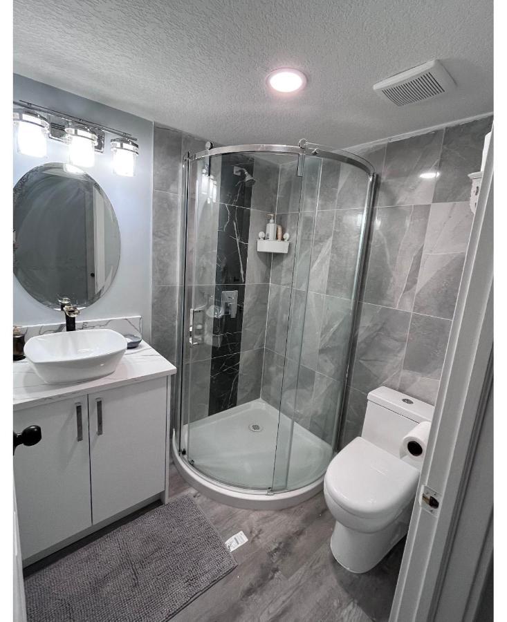 Elegant Garden Suite&2Mins Bus Station Close Lrt& Free Parking カルガリー エクステリア 写真