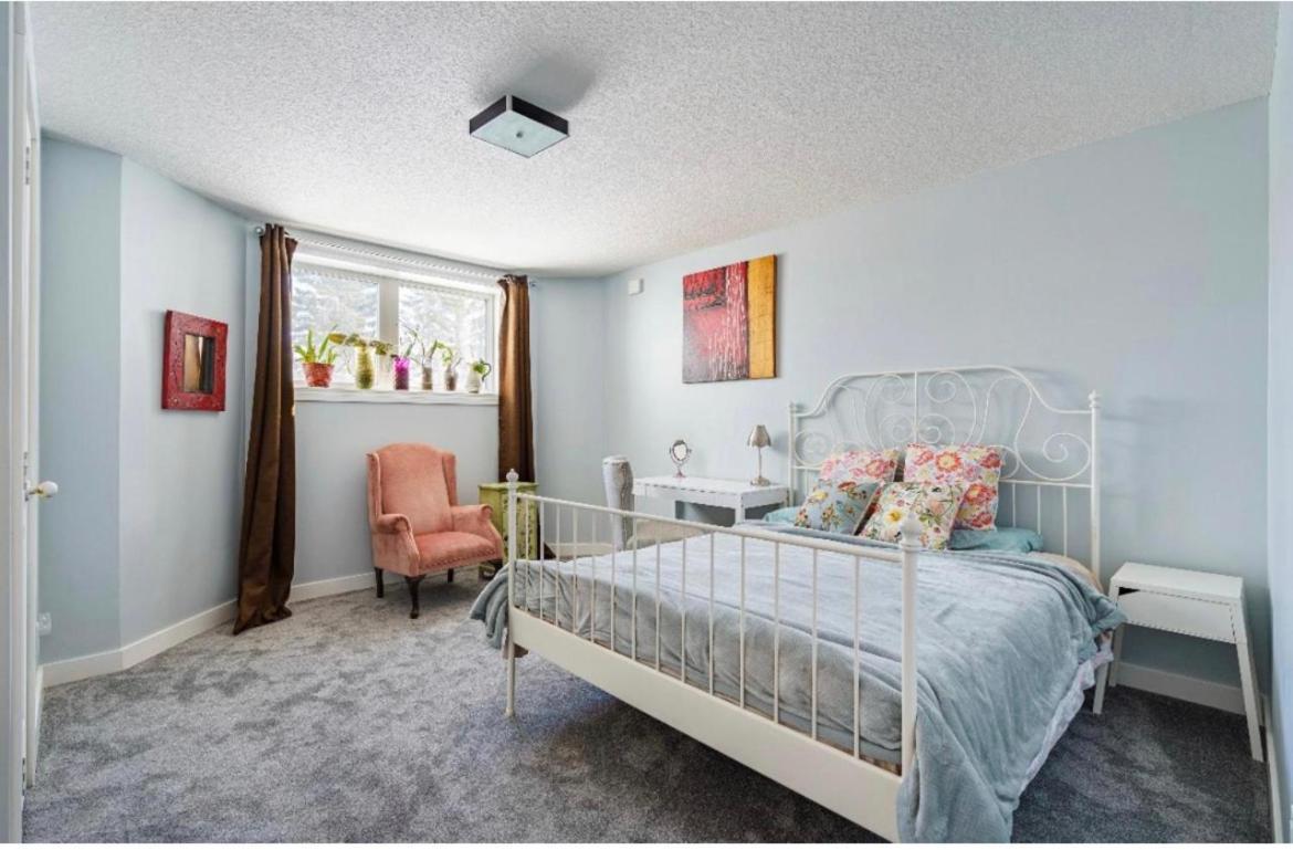 Elegant Garden Suite&2Mins Bus Station Close Lrt& Free Parking カルガリー エクステリア 写真