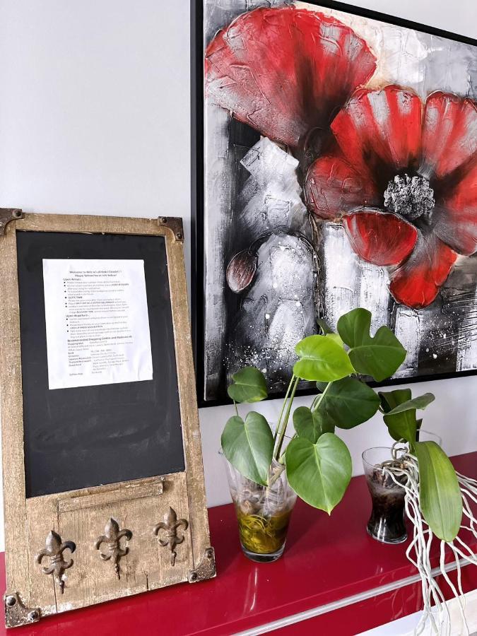 Elegant Garden Suite&2Mins Bus Station Close Lrt& Free Parking カルガリー エクステリア 写真