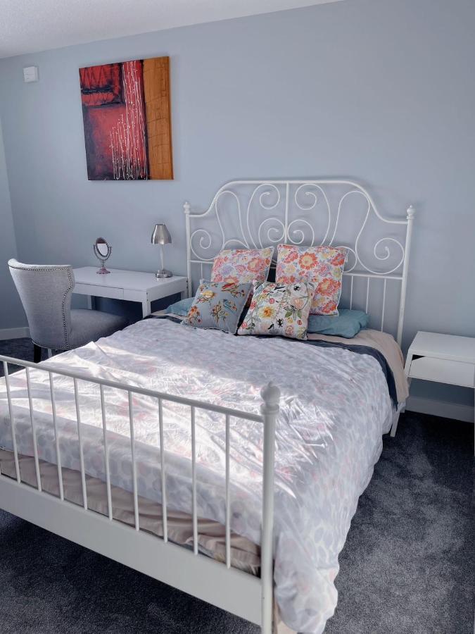 Elegant Garden Suite&2Mins Bus Station Close Lrt& Free Parking カルガリー エクステリア 写真
