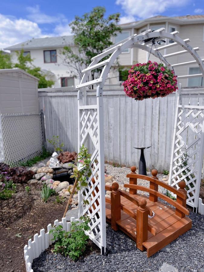 Elegant Garden Suite&2Mins Bus Station Close Lrt& Free Parking カルガリー エクステリア 写真