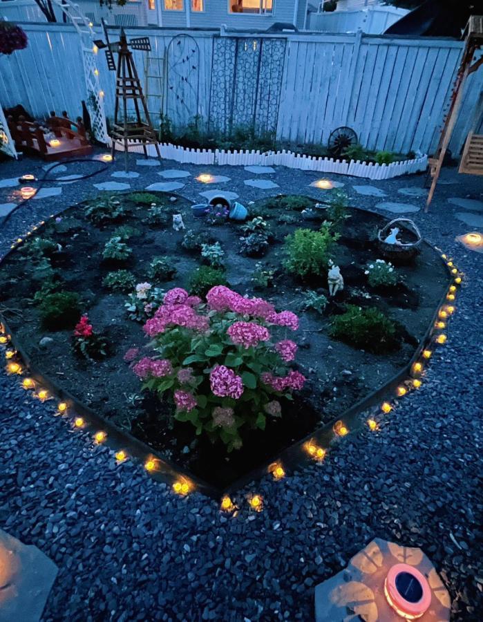 Elegant Garden Suite&2Mins Bus Station Close Lrt& Free Parking カルガリー エクステリア 写真